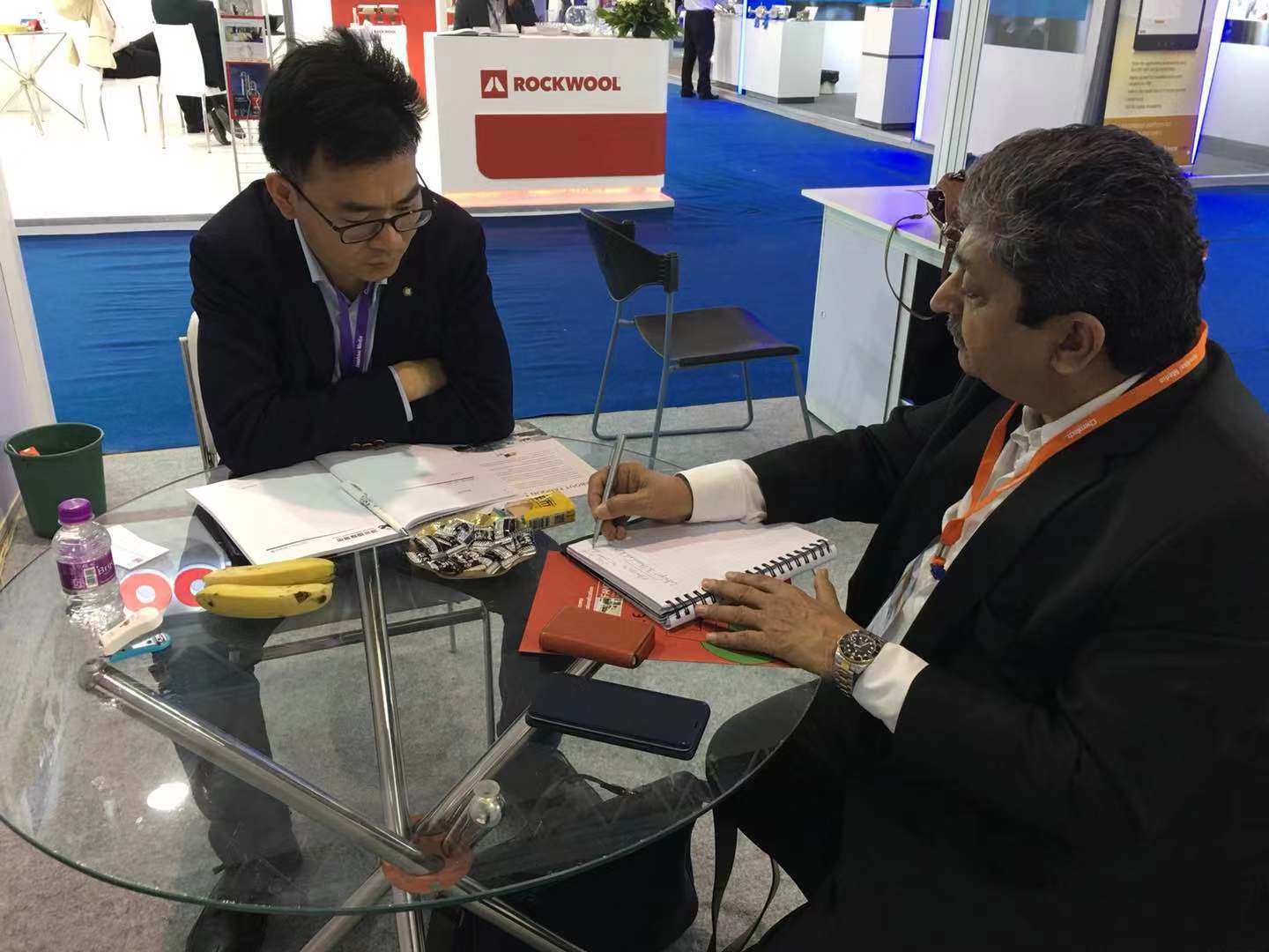 日韩人妻无码精品-专区